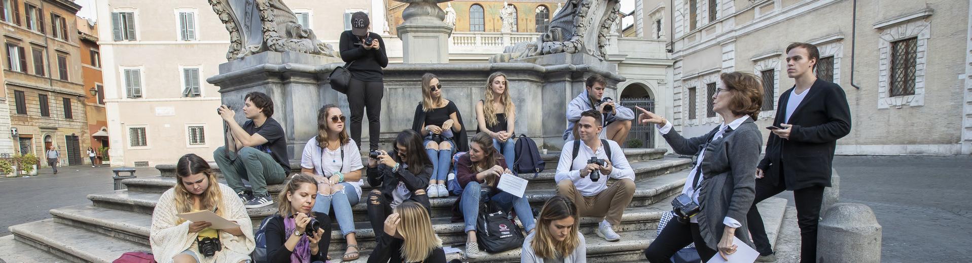 一群亿德体育学生聚集在意大利罗马的一个喷泉前.