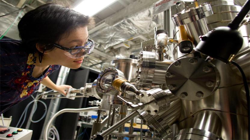 一位物理学学生在坦普尔大学的实验室里使用仪器进行实验.